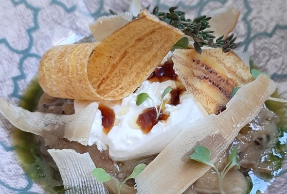 Imagen ENSALADA DE BERENJENA AL RESCOLDO CON QUESO BURRATA, ALBAHACA, MIEL Y SALSA ZUKE