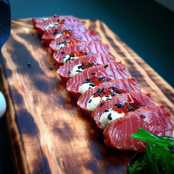 Imagen TATAKI DE SALMON MARINADO EN SOJA,  REMOLACHA CON  MAYONESA DE WASABI Y SALSA SUKE
